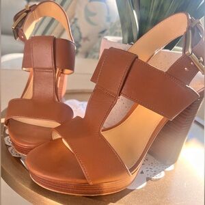 Mid Sandals 👡 Michael Kors size 5 Excellent Condition 9.5/10